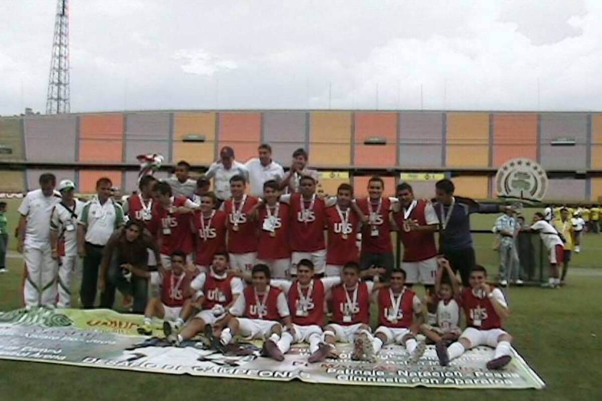 Este es el equipo de fútbol de las Unidades Tecnológicas de Santander, que se alzó con el título de esta disciplina en los XX Juegos Deportivos Universitarios, al derrotar 3 – 1 en la final a la Universidad Surcolombiana de Neiva. (Foto: Suministrada / VANGUARDIA LIBERAL)