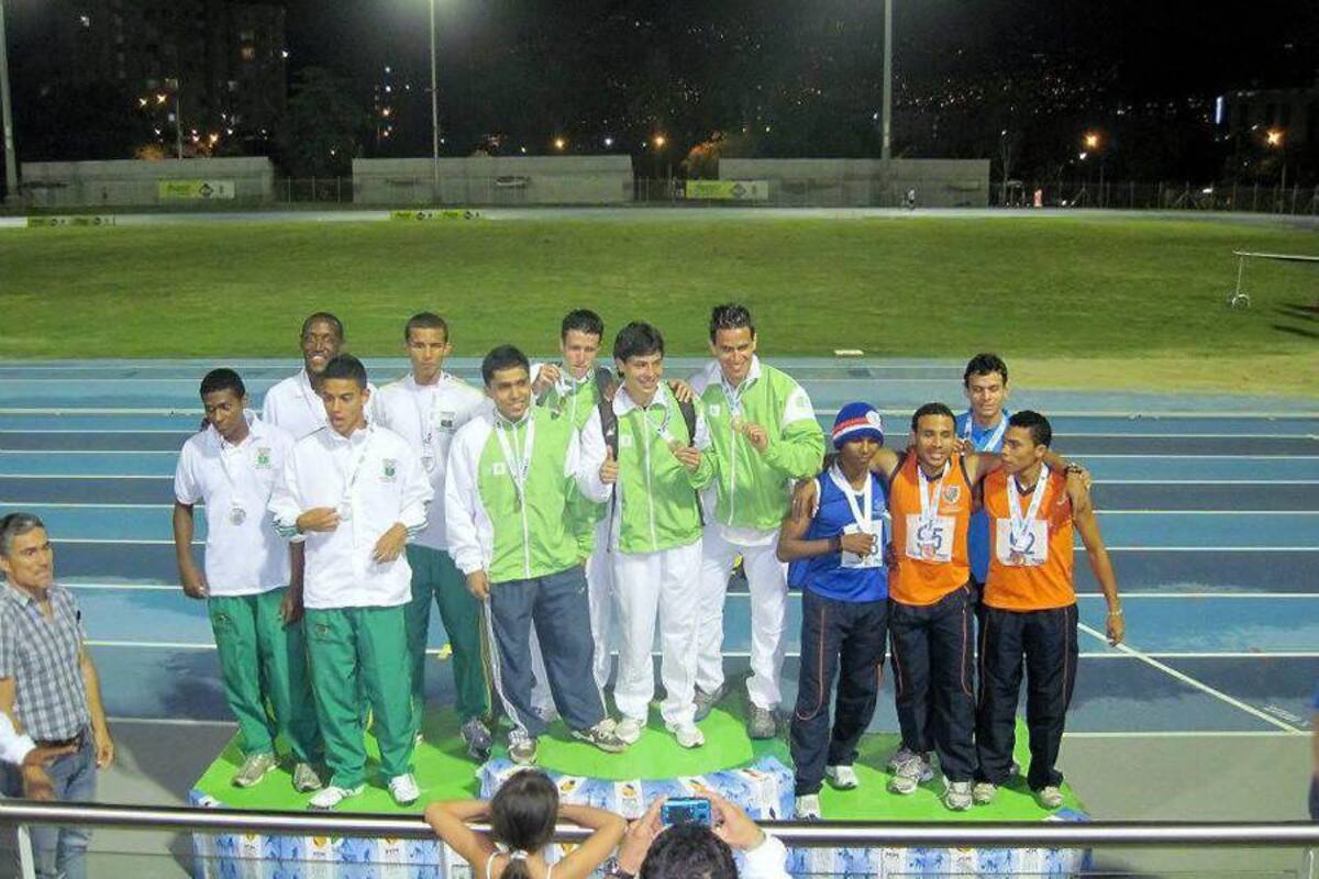 En el centro del podio, el peldaño más alto, ascendió el equipo del relevo de 4X100 de la UIS, para reclamar la medalla de oro. Los atletas que integraron la cuarteta son Andrés Felipe Rincón, Fabián Durán, Andrés Páez y Diego Bueno. (Foto: Suministrada / VANGUARDIA LIBERAL)