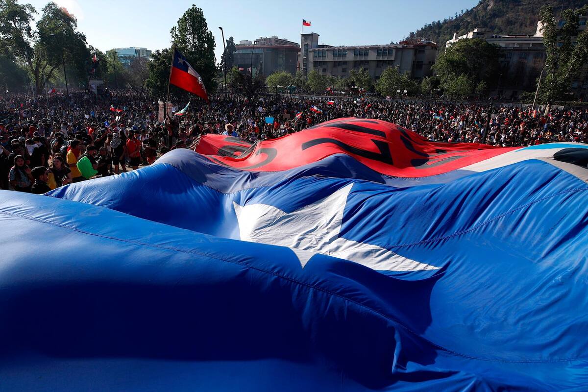 Miles de personas se concentran en Santiago para mostrar de nuevo su rechazo al Gobierno del presidente, Sebastián Piñera, en medio de un estallido social que ya ha dejado 19 muertos en las protestas. (Foto: EFE / VANGUARDIA)