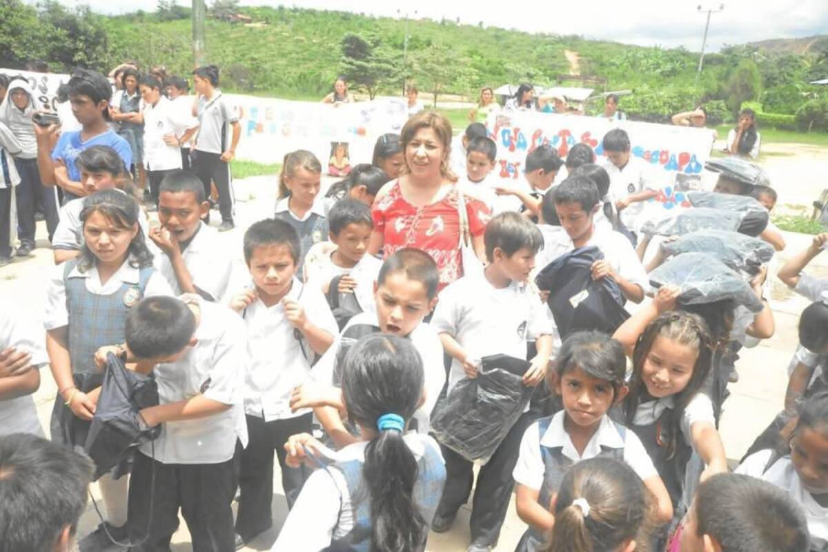 La continuidad en la entrega de kits escolares para cubrir a todos los infantes del municipio de Girón, es la respuesta al llamado que desde la Oficina de la Gestora Social se ha hecho a diferentes entidades privadas. (Foto: Íngrid P. Albis Pérez /VANGUARDIA LIBERAL)