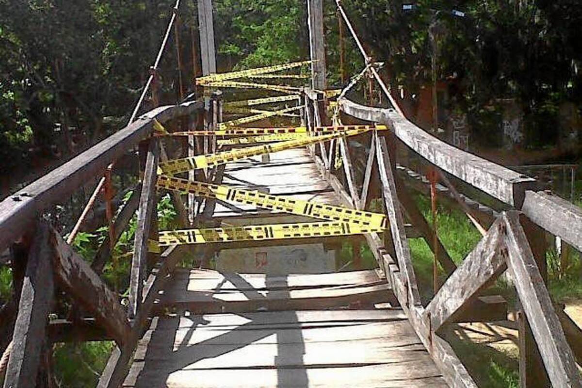 Con cinta amarilla se cerró provisionalmente el paso peatonal por el puente colgante. (Foto: Suministrada/VANGUARDIA LIBERAL)