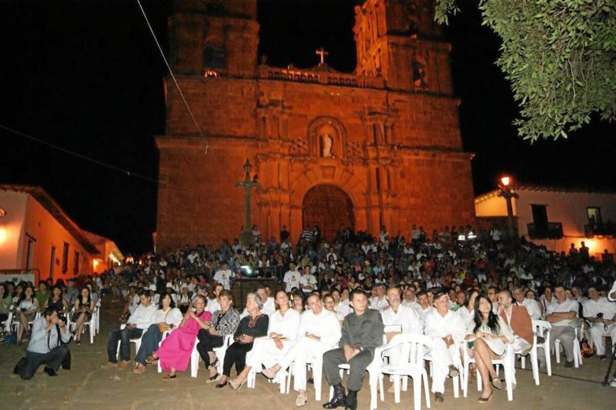 El inicio de la segunda versión del Festival de Cine Verde de Barichara, Festiver, se realizó en el parque principal, con la proyección de la película francesa ‘La sed del mundo’. (Foto: Suministrada/VANGUARDIA LIBERAL)