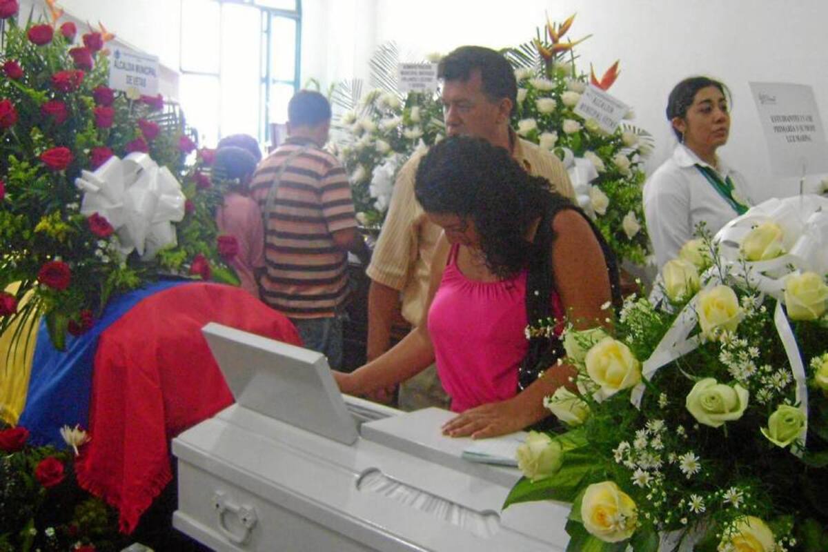 Dolorosas escenas se registraron ayer en la funeraria en la que eran velados cuatro de las cinco víctimas que dejó el accidente en la vía Vetas-California. (Foto: Marco Valencia/VANGUARDIA LIBERAL )