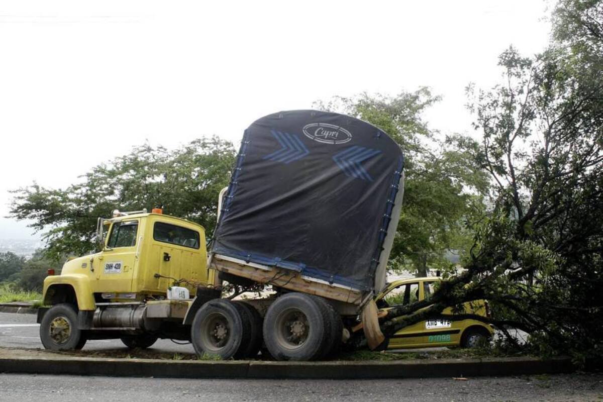Insólito accidente frente al mercado campesino (Foto: Marco Valencia/VANGUARDIA LIBERAL)
