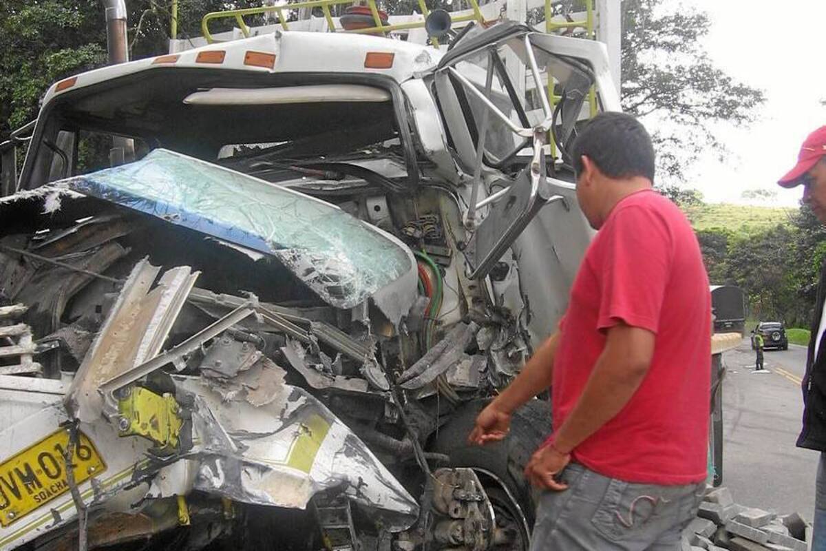 Así quedaron los vehículos que chocaron al parecer por una falla mecánica, en la vía nacional, entre Socorro y Oiba, ayer en la mañana, donde cinco resultaron heridas, entre ellas un menor y un adulto mayor. (Foto: Nancy Gómez Cala/VANGUARDIA LIBERAL)