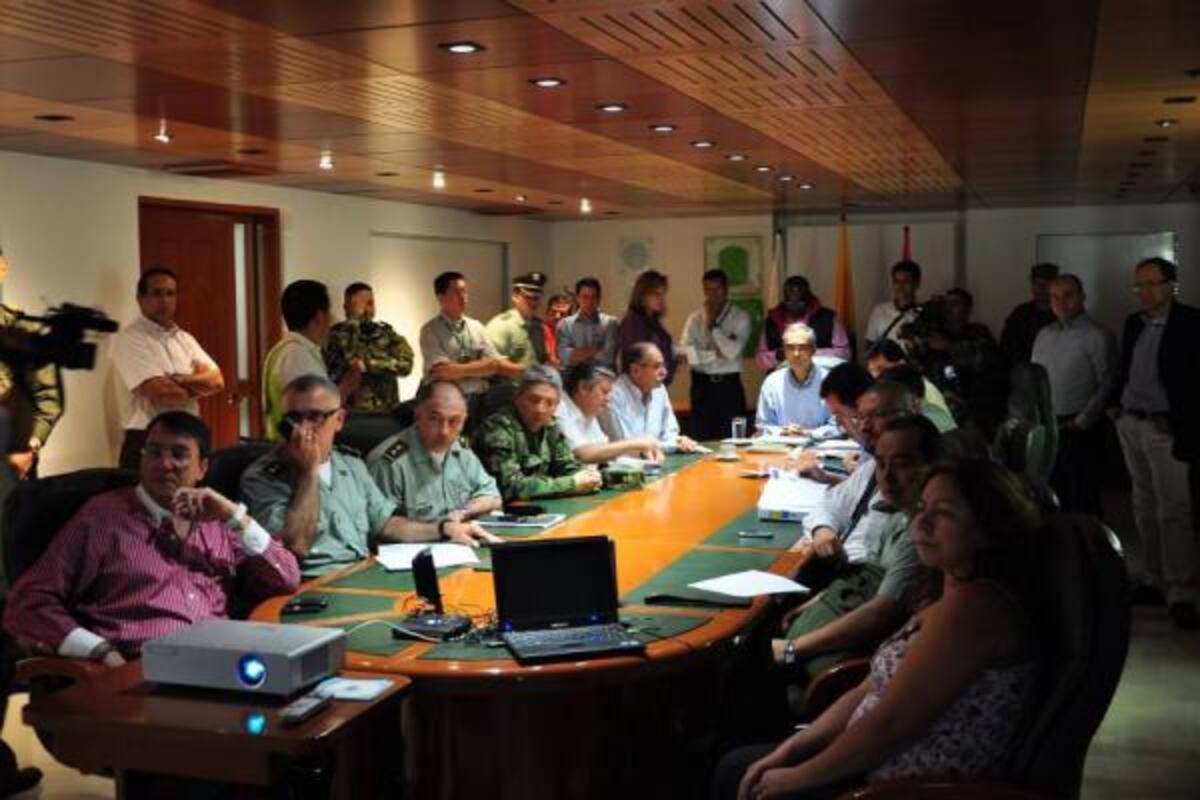 Reunión del Ministro de Defensa, directivas de la UIS y miembros de la Fuerza Pública. (Foto: Suministrada / VANGUARDIA LIBERAL )