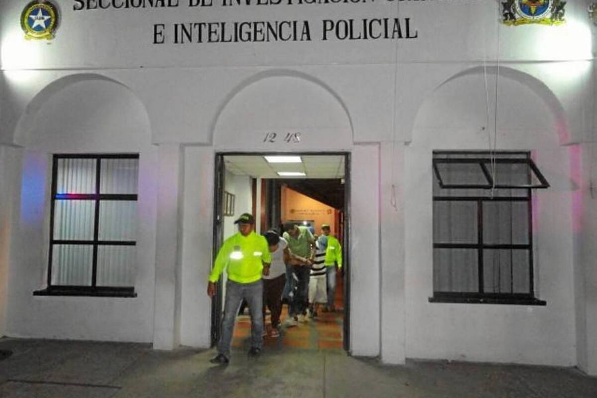 Los cinco capturados fueron dejados a disposición de la Unidad de Reacción Inmediata, URI, de la Fiscalía. (Foto: Suministrada/VANGUARDIA LIBERAL)