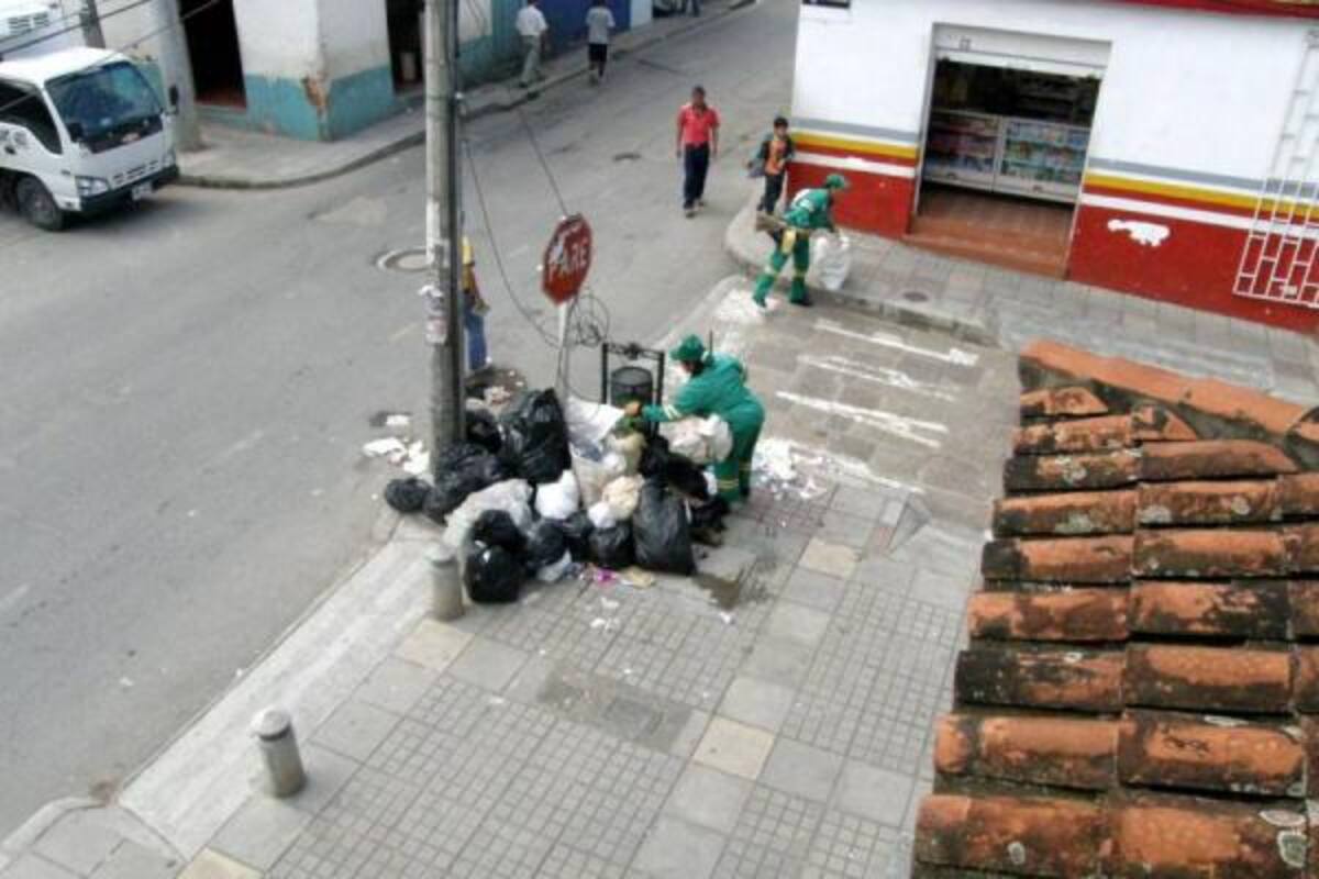 Esta es la calle cuarta con carrera octava en Floridablanca, donde los negocios incumplen la norma ambiental y dejan las bolsas de basura en un lugar no adecuado. Las empresas de aseo deberían recoger los desechos puerta a puerta, por ser una zona comercial con alto flujo de peatones.(Foto: Suministrada/VANGUARDIA LIBERAL )