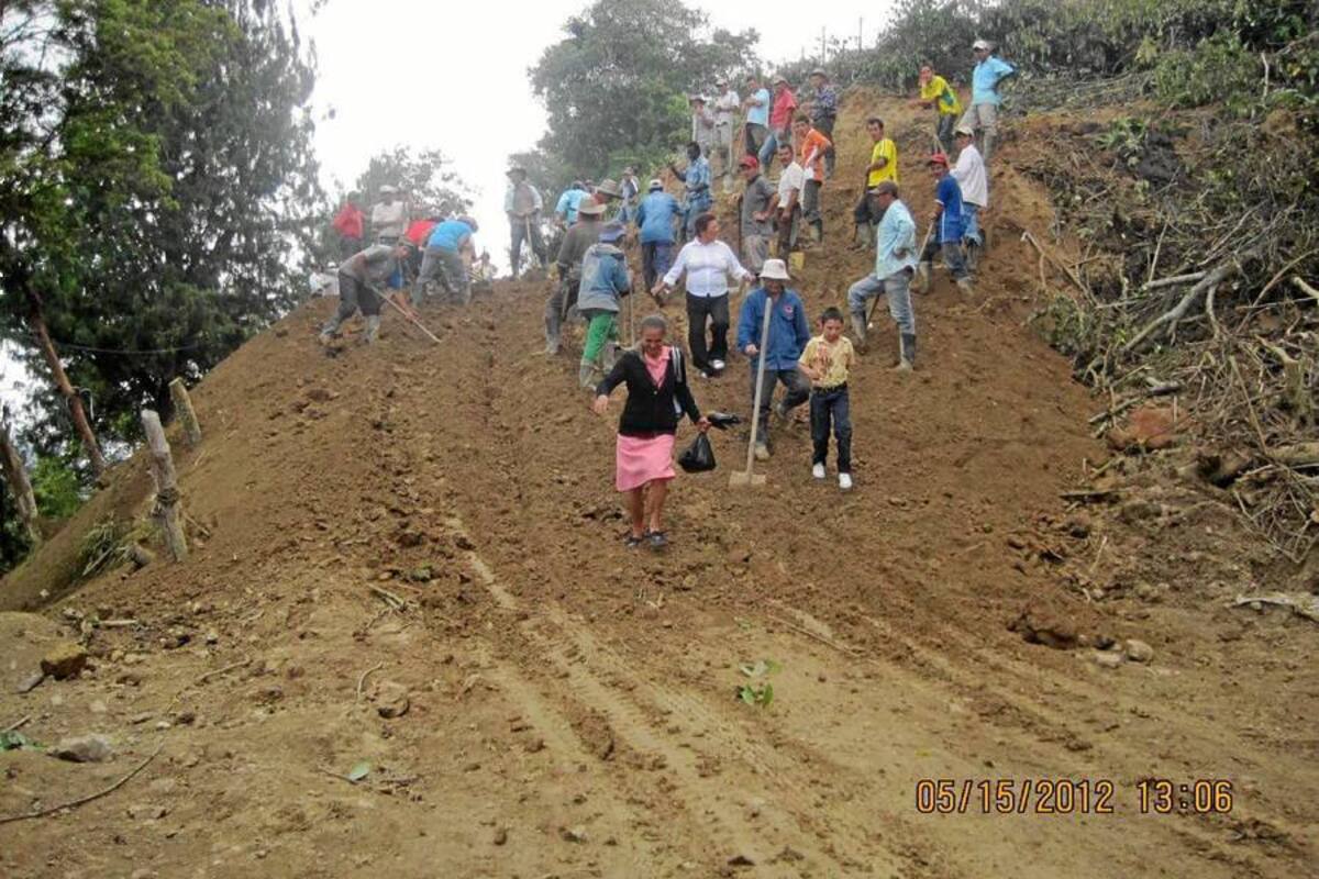 Entre 40 y 100 toneladas diarias de productos agrícolas se trasportan de la zona rural de Piedecuesta a Centroabastos y la Costa. Al menos ocho toneladas se pierden cada día porque los camiones quedan atrapados en las vías que están en lamentable estado. (Foto: Suministrada/VANGUARDIA LIBERAL)