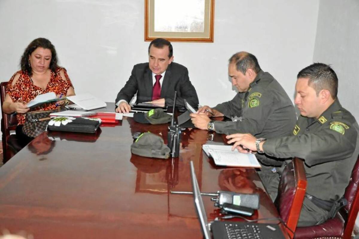 Aspectos del Consejo de Seguridad que realizó el Alcalde de Piedecuesta, en donde anunció la entrega de algunos vehículos a la Policía. (Foto: Suministrada/VANGUARDIA LIBERAL)