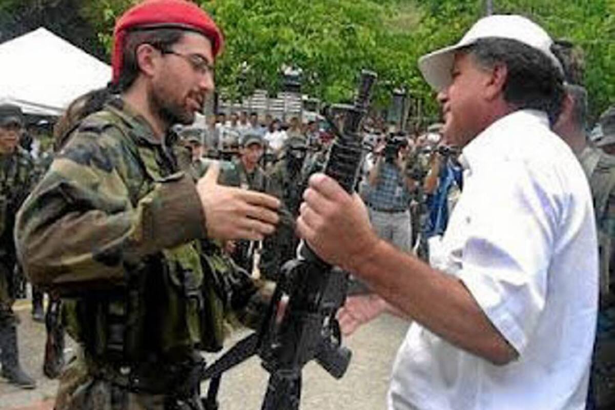 Aspectos de la desmovilización de la compañía de las Farc “Cacica La Gaitana” en donde estuvo presente el entonces Comisionado de Paz, Luis Carlos Restrepo. (Foto: Archivo/VANGUARDIA lLIBERAL)