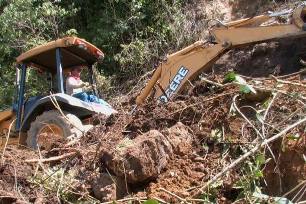 Los trabajos de remoción de tierra han agilizado gracias al tiempo seco en el municipio. La vereda Sevilla (que aparece en la foto) ya se encuentra totalmente despejada.(Foto: Suministradas/VANGUARDIA LIBERAL)