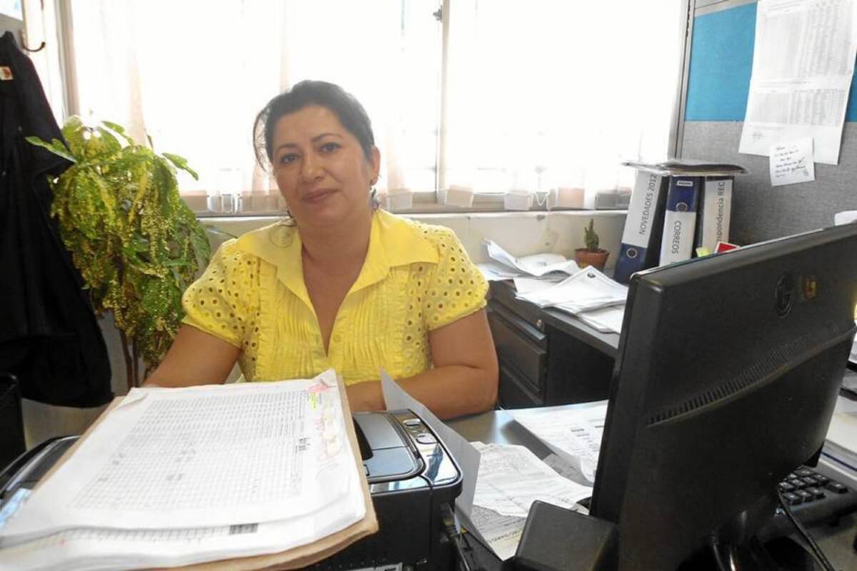 Mónica González Castillo, enlace municipal del programa Familias en Acción del municipio de San Gil, invita a la comunidad a acercarse a esa oficina, ubicada en el centro de Convivencia, para verificar el proceso de compromisos. (Foto: Nancy Acuña R /VANGUARDIA LIBERAL)