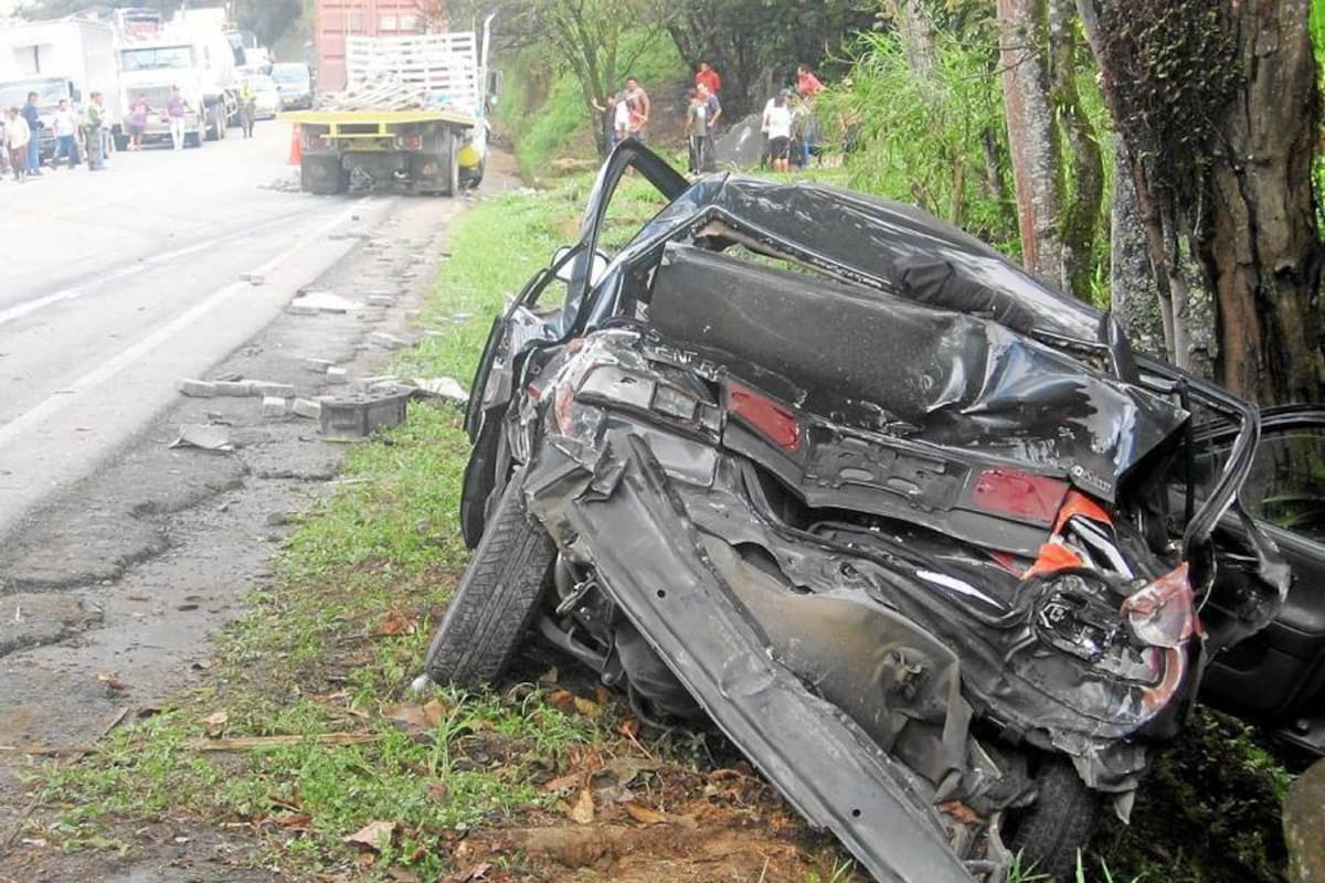 Así quedaron los vehículos que chocaron por una falla mecánica, en la vía nacional, entre Socorro y Oiba, ayer en la mañana, donde dos personas sufrieron afectaciones graves y otras tres resultaron heridas, entre ellas un menor y un adulto mayor. (Foto: Nancy Gómez Cala/VANGUARDIA LIBERAL)