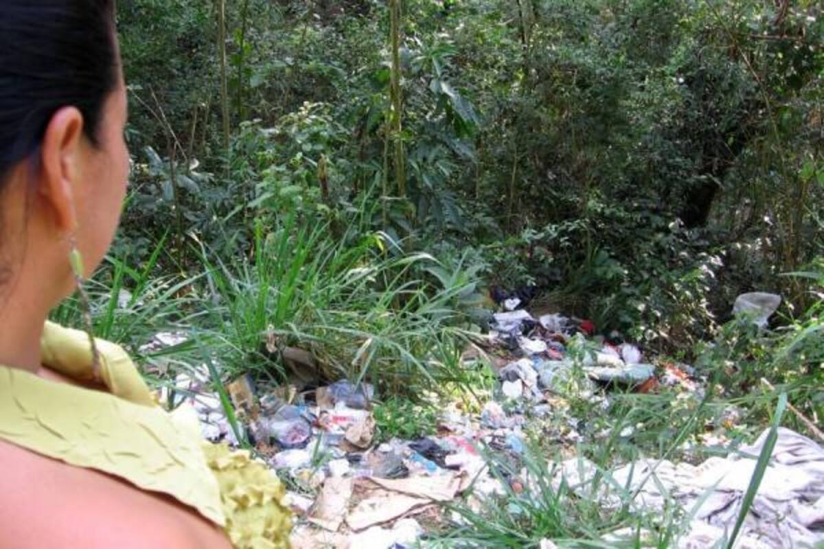 Así se ve el terreno que es usado como tiradero de desperdicios y escombros en esta carretera que al parecer, está en predios privados y que es motivo de preocupación por parte de la comunidad.