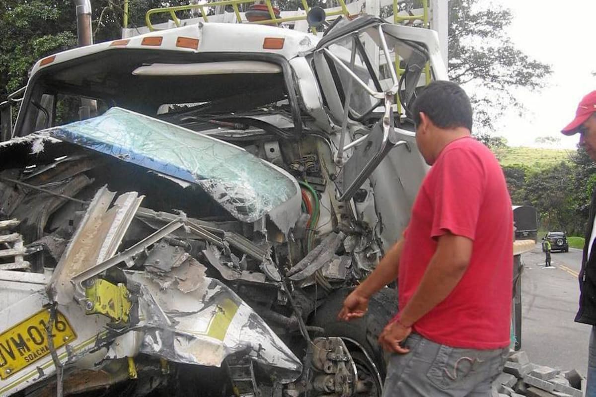 Así quedaron los vehículos que chocaron por una falla mecánica, en la vía nacional, entre Socorro y Oiba, ayer en la mañana, donde dos personas sufrieron afectaciones graves y otras tres resultaron heridas, entre ellas un menor y un adulto mayor. (Foto: Nancy Gómez Cala/VANGUARDIA LIBERAL)