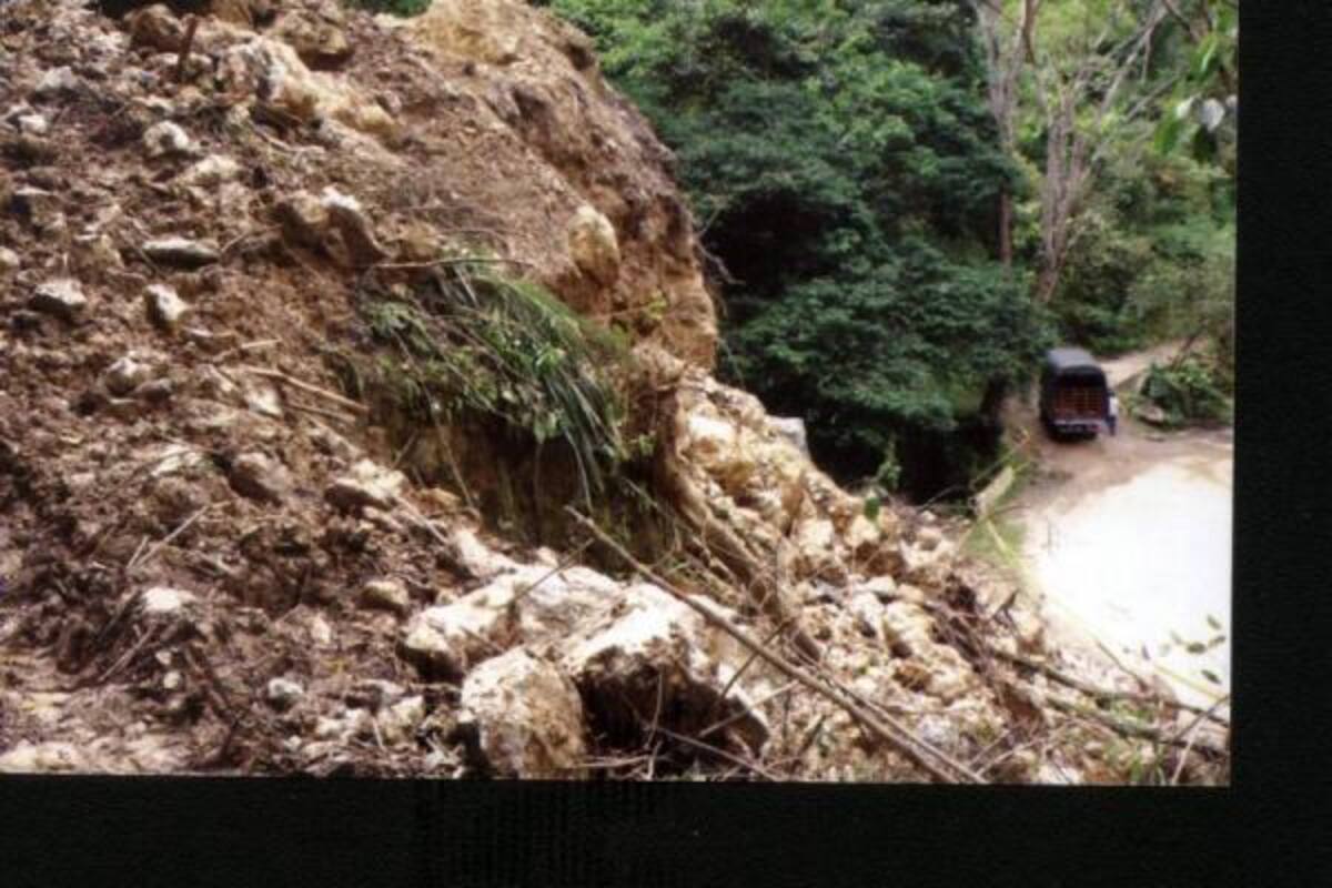 Una gran roca amenaza con caer sobre la carretera.(Foto: Suministrada/VANGUARDIA LIBERAL )