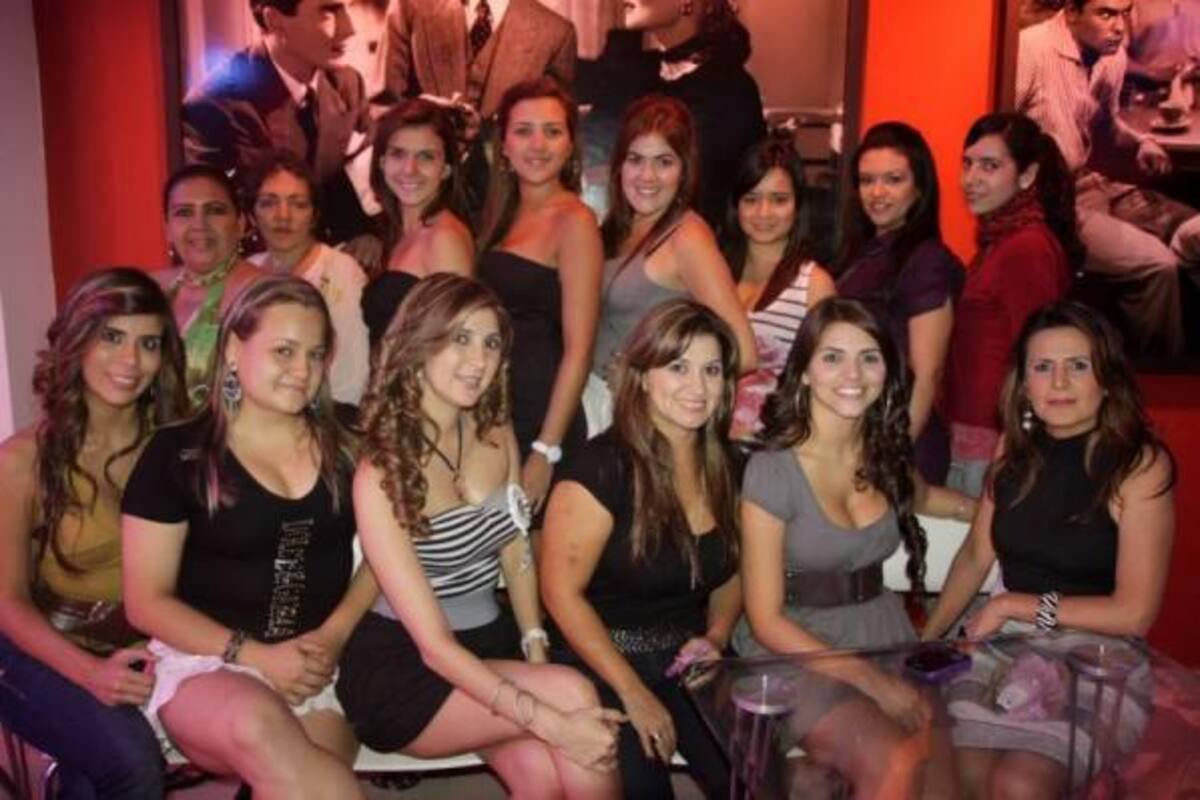 Katherine Pineda, Laura Acosta, Sonia Alejandra Serrano Rueda, la homenajeada; Albita de Flórez, María Fernanda Amaya y Magaly de Pineda. De pie: Liliana Vega, Constanza Alferes, María Fernanda Prada, María Fernanda Ruiz, Camila Rueda, Ximena Valderrama, Lili Quitiam y Viviana Vega.