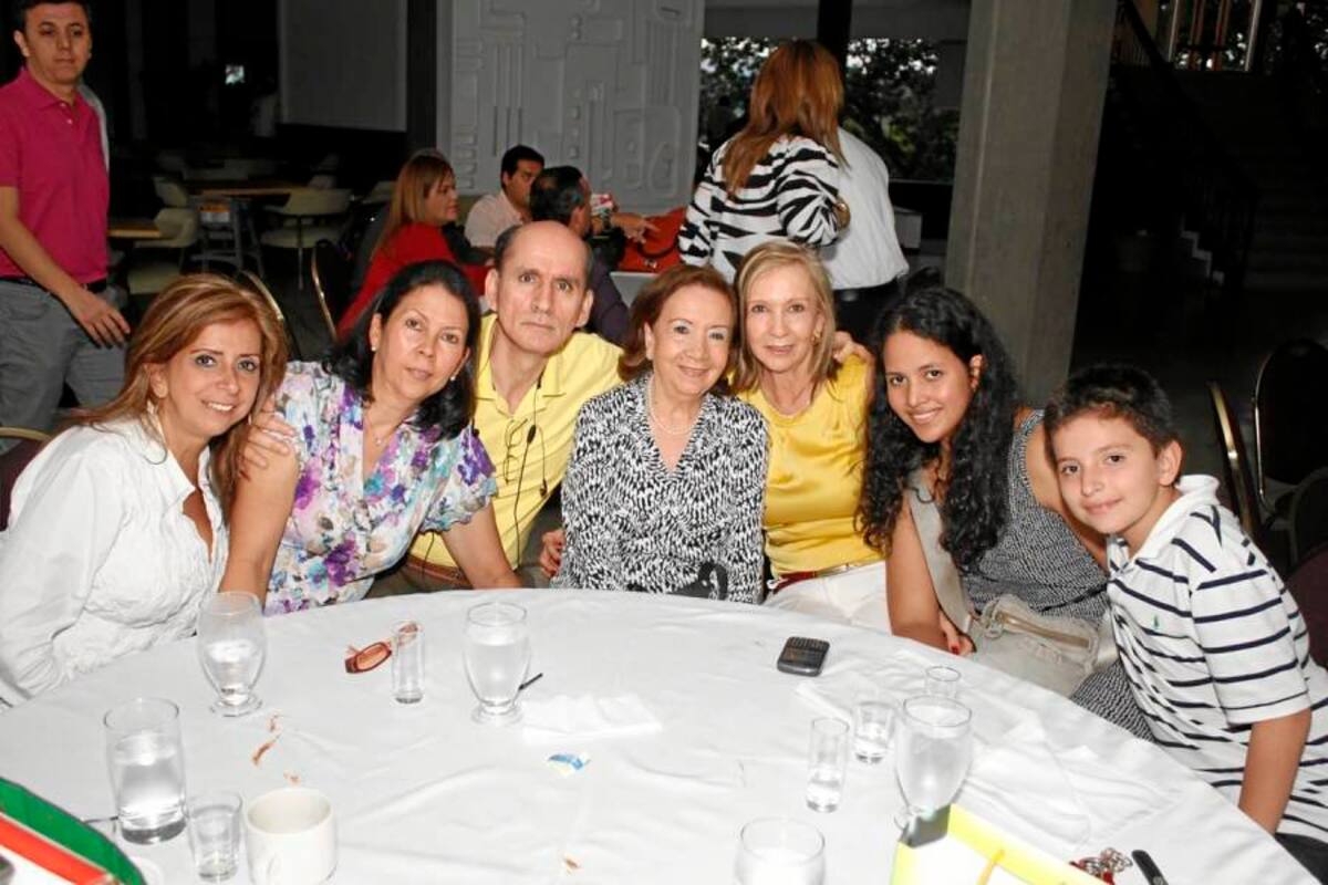 Jacqueline Blanco, Luz Amparo Blanco, José Galvis, Graciela Mejía, Martha Blanco, Silvia Juliana Galvis y Juan Guillermo Esparza. (Foto: Foto: Nelson Díaz / VANGUARDIA LIBERAL)
