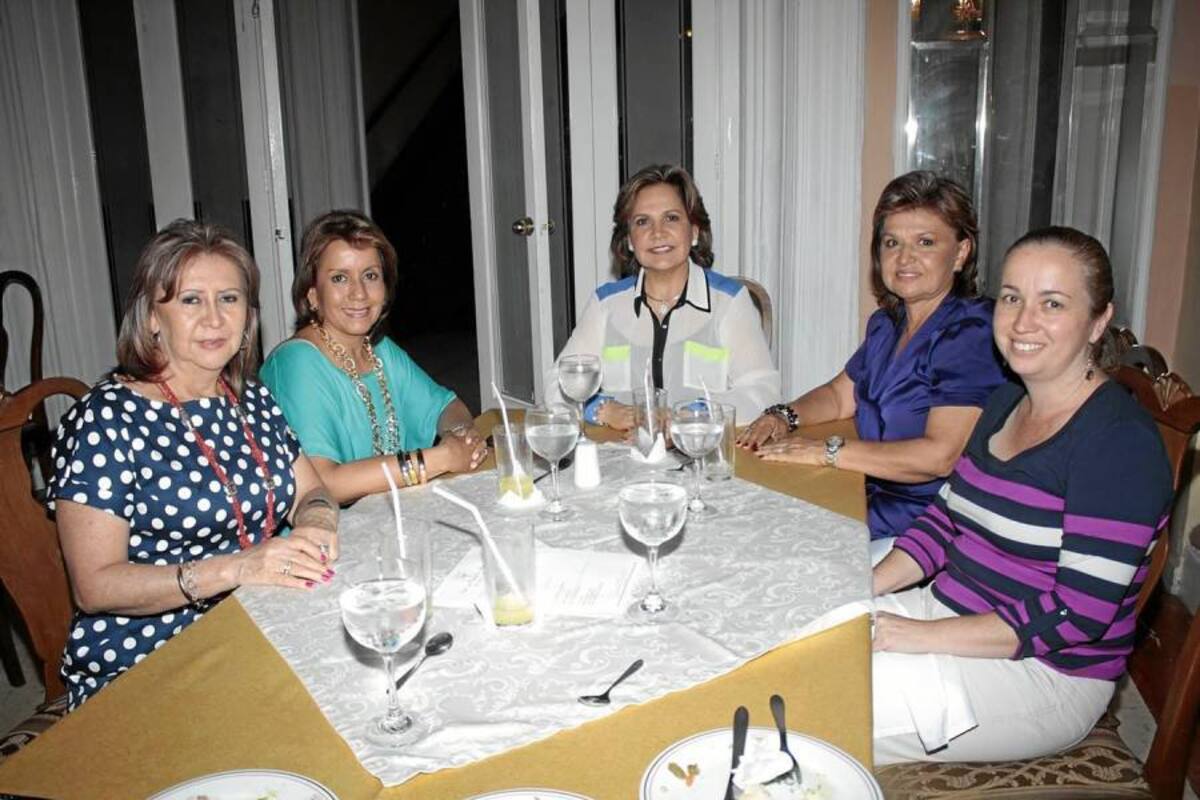 Nora Bautista, María Mercedes de Uribe, Rosita de Serpa, Gloria de Galvis y Claudia de Núñez. (Foto: Javier Gutiérrez /VANGUARDIA LIBERAL)
