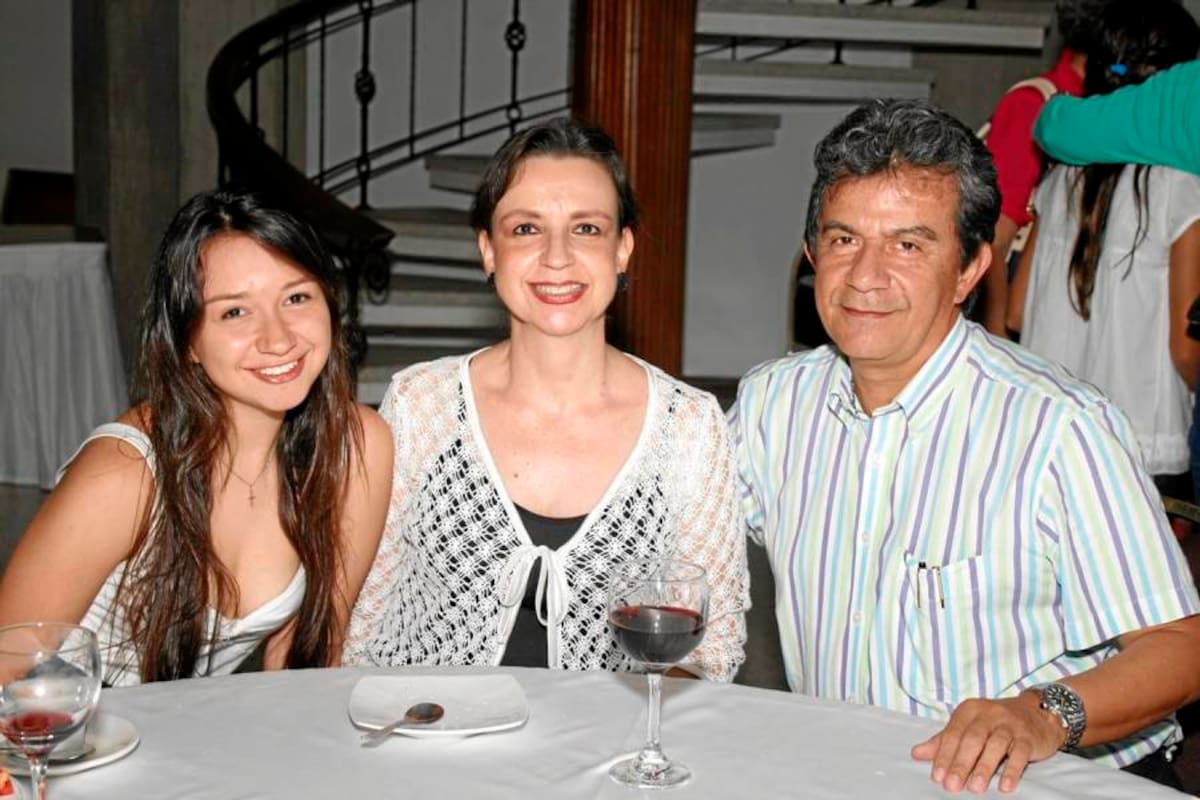 María Camila Medina, Silvia Meneses y Hernando Medina. (Foto: Foto: Nelson Díaz / VANGUARDIA LIBERAL)