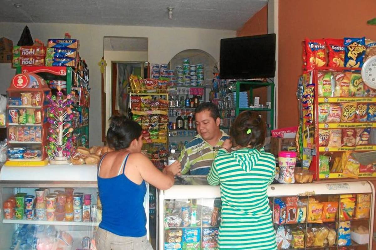 Las tiendas de barrio reinan en el comercio
