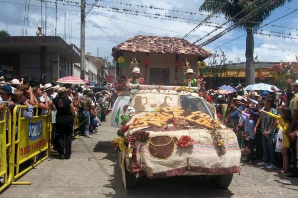 'La Casa de los abuelos' elaborada por la familia Mateus, Vera, Hernández, Ariza, fue la carroza ganadora del N. 12 Festival del Maíz, en Chipatá.(Foto: Nancy Acuña R. /VANGUARDIA LIBERAL)
