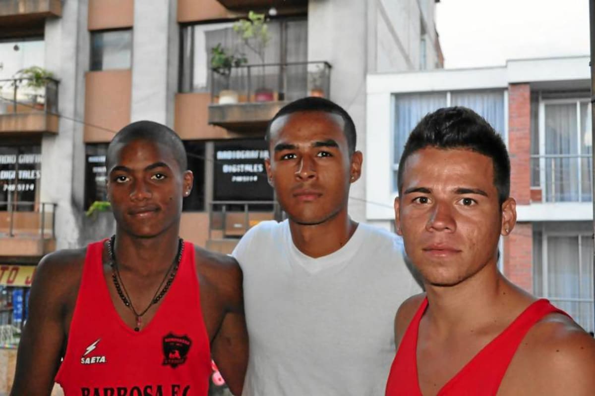 Integrantes del equipo La Bombonera F.C. de Barbosa, entre ellos Dilan Cardona, al centro guardameta del seleccionado local, quienes ocupan el tercer lugar en la tabla de posiciones en el campeonato sub 19 copa Postobón. (Foto: Luis Fernando Martínez V. /VANGUARDIA LIBERAL)