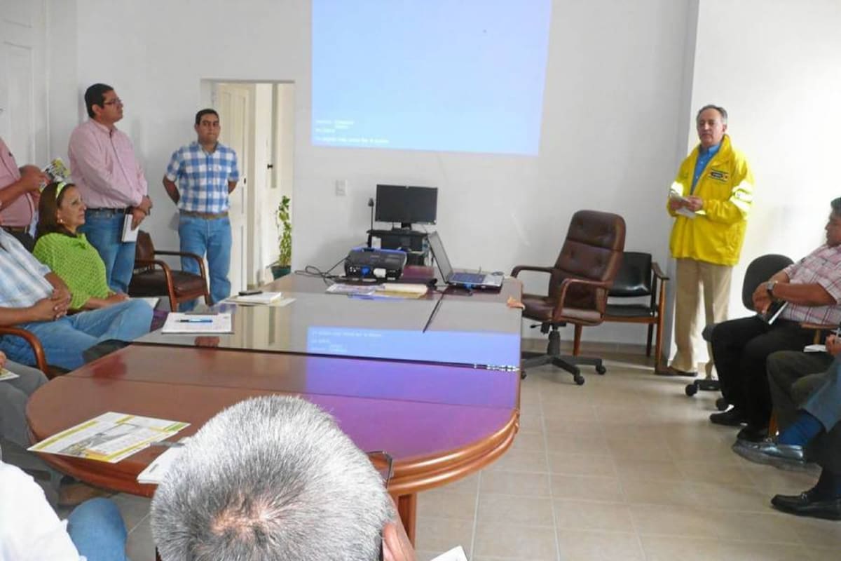 Aspecto de la reunión sostenida recientemente en Moniquirá, para conformar el Comité de Seguridad vial, a la cual asistió la primera autoridad Servilio Caicedo Ulloa y otras autoridades municipales. (Foto: Suministrada/VANGUARDIA LIBERAL)