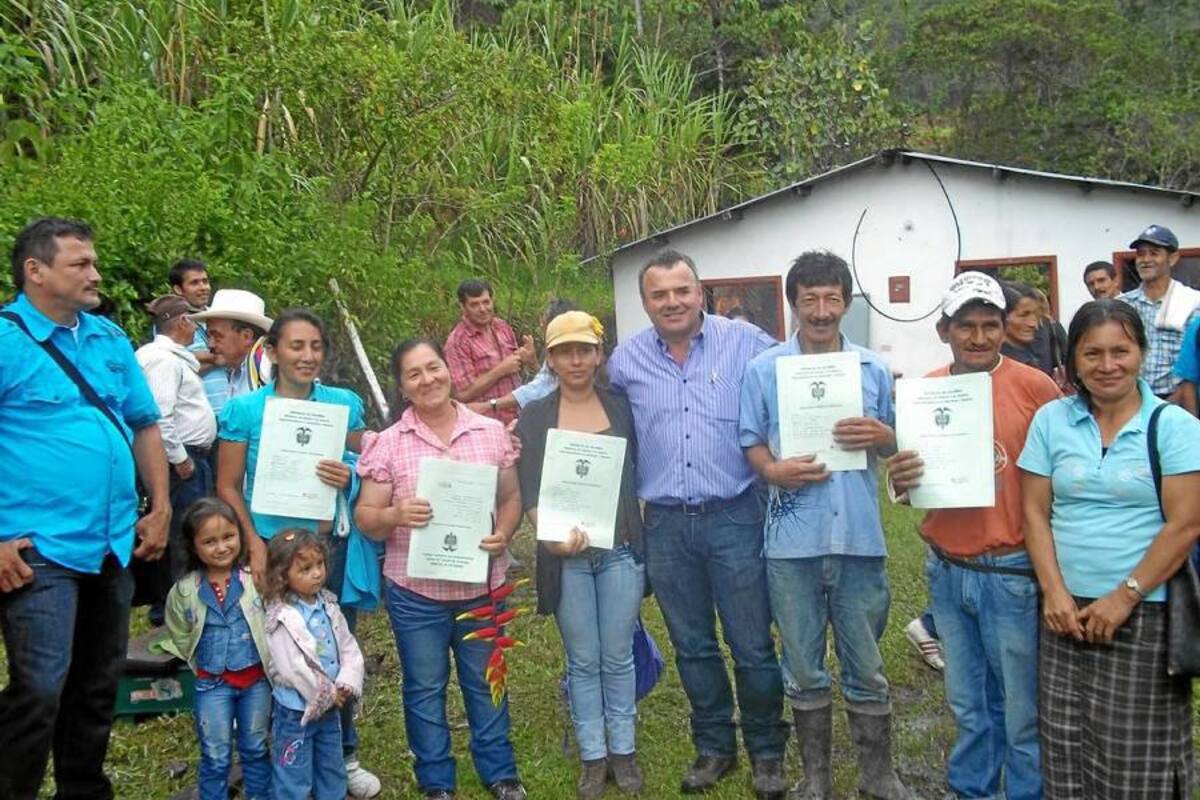 Radiantes aparecen nuevos propietarios del programa de otorgamiento integral de tierras, adelantado por el Incoder, luciendo las escrituras que los acreditan como dueños de sus parcelas, en compañía del alcalde de Florián y el coordinador del proyecto. (Foto: Luis Fernando Martínez V. /VANGUARDIA LIBERAL)