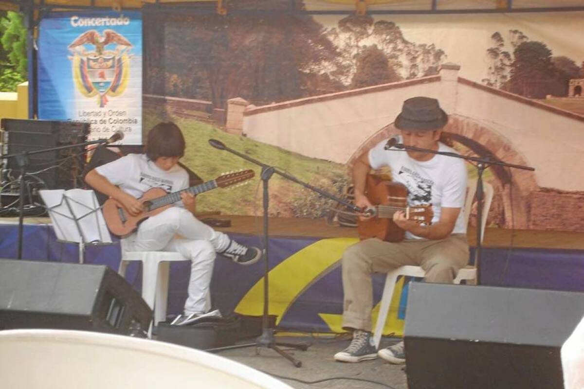 Presentación que realizaron en Ginebra, Valle, en el marco del Festival Mono Núñez los requintistas Alberto Ariza y su hijo Dixon Alberto Ariza, quienes dejaron muy en alto la tradición musical de la provincia de Vélez. (Foto: Suministrada/VANGUARDIA LIBERAL)