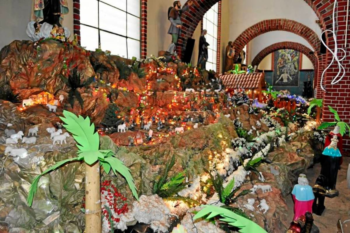 Un mes se requirió para culminar el montaje de este gigantesco pesebre que mide aproximadamente 30 metros por 3 de ancho, ubicado en una de las naves de la catedral de Vélez. (Foto: Luis Fernando Martínez Vargas /VANGUARDIA LIBERAL)