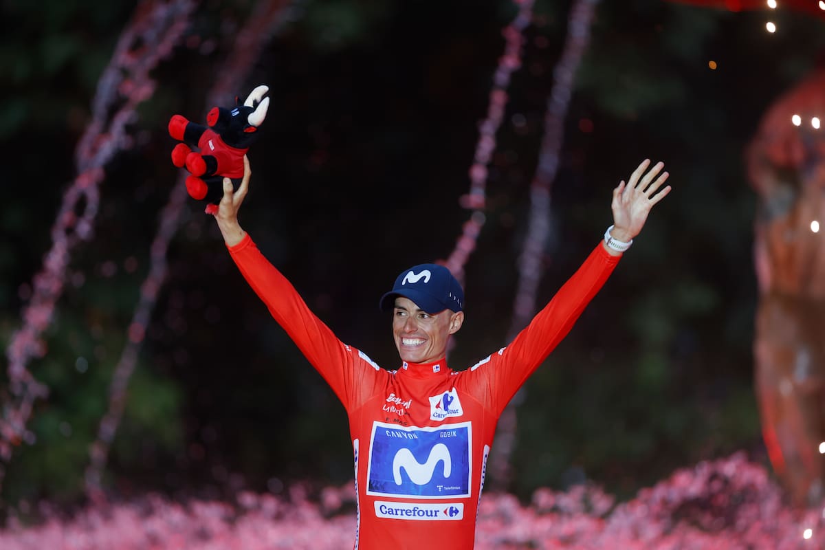 GRANADA, 13/09/2026.- El ciclista Enric Mas, del Movistar, vencedor de La Vuelta, en el podio tras la 21 y última etapa de la Vuelta ciclista España con salida y meta en Granada, este domingo. EFE/ Javier Lizón