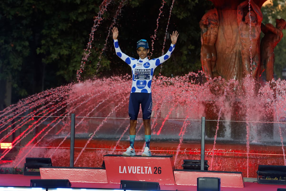 GRANADA, 13/09/2026.- El ciclista Santiago Buitrago, vencedor de Montaña, en el podio tras la 21 y última etapa de la Vuelta ciclista España con salida y meta en Granada, este domingo. EFE/ Javier Lizón