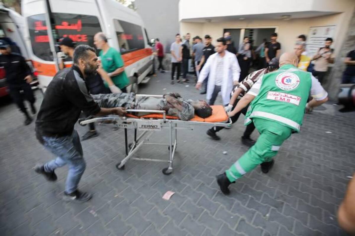 Un hombre palestino herido en un ataque con cohetes israelíes es llevado de urgencia al hospital Al-Shifa en la ciudad de Gaza, el 14 de octubre de 2023. / Imagen de referencia | EFE / VANGUARDIA