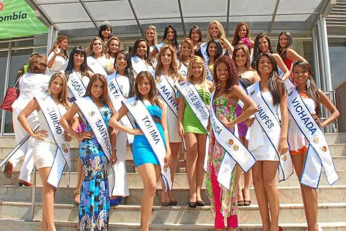 El ramillete de 23 candidatas llegó a las instalaciones de la Universidad Cooperativa de Colombia, para compartir un momento con estudiantes de varias instituciones educativas oficiales. Esta fue se segunda aparición oficial en público. (Foto: Edgar Pernett/VANGUARDIA LIBERAL)