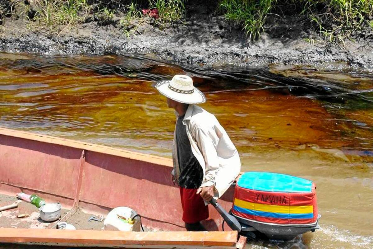 Ayer en la mañana las labores de pesca que se adelantan en inmediaciones del barrio Arenal tuvieron que ser suspendidas, debido a un derrame de crudo proveniente de un oleoducto, de la empresa Mansarovar. (Foto: Edgar Pernett/VANGUARDIA LIBERAL)