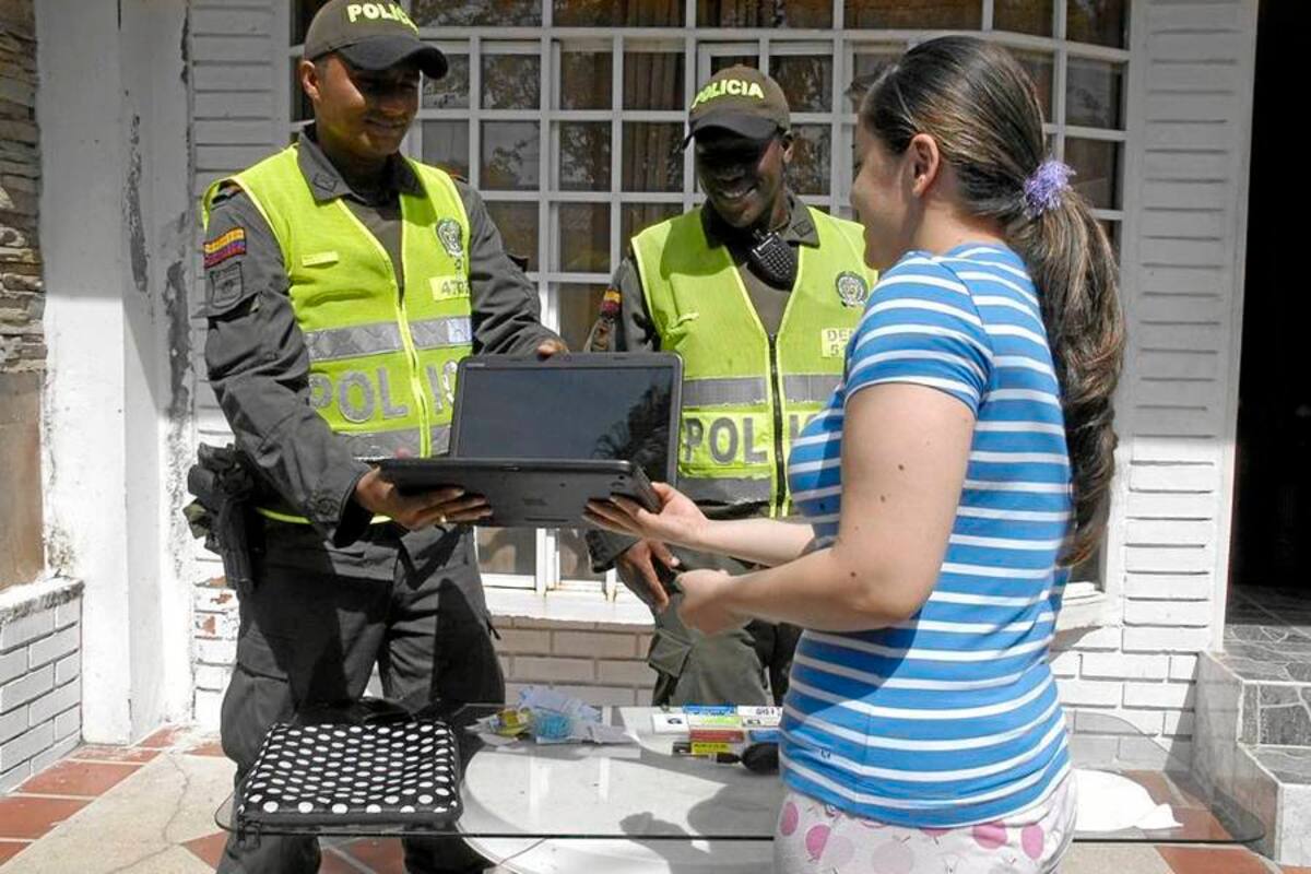 Ayer en la mañana las autoridades hicieron entrega de las pertenecías que un delincuente intentó hurtar de una residencia ubicada en el barrio Pueblo Nuevo. (Foto: Édgar Pernett/VANGUARDIA LIBERAL)