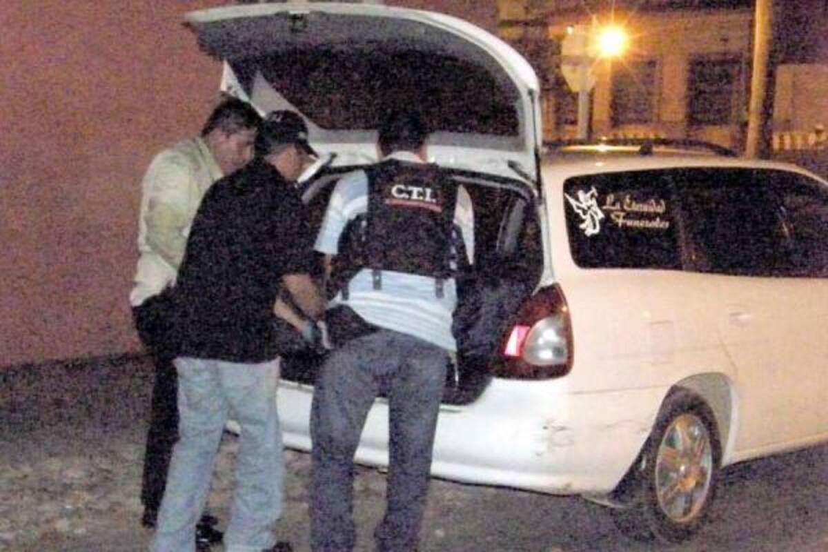 El miércoles en la noche fue encontrado el cuerpo sin vida de una mujer de 43 años de edad, en el interior de su propia casa. Primeras versiones apuntan a un homicidio, pero autoridades policiales aún no lo confirman. (Foto: Édgar Pernett/VANGUARDIA LIBERAL)