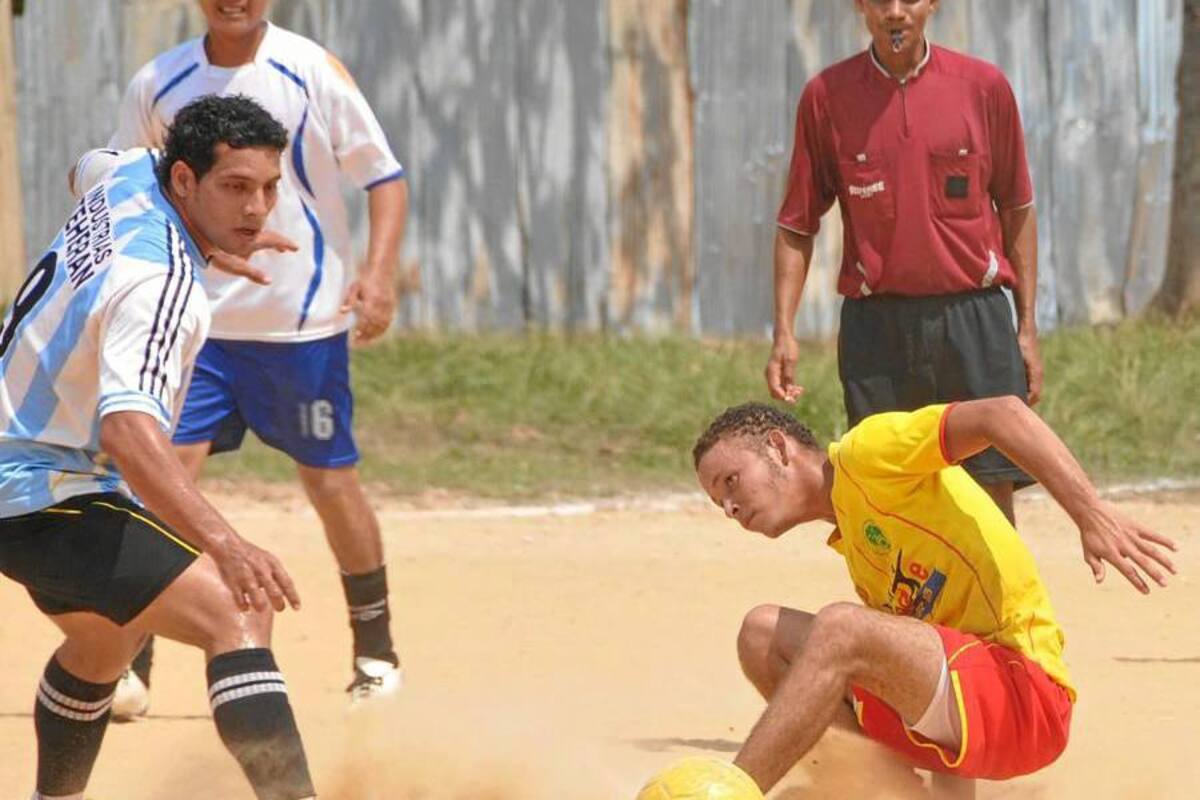 En vibrante encuentro Combo de Los Pelaos derrotó 4 – 3 a Sevilla y tomó el liderato del grupo B del Torneo de Minifútbol del barrio Los Pinos. (Foto: Emmanuel Pérez Ortegón/VANGUARDIA LIBERAL)