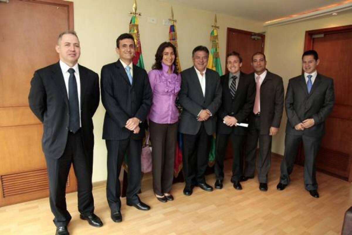 Este es el nuevo equipo de asesores que reforzará a la Administración Local. Aparecen de izquierda a derecha: Frank Nicolás Delgado, Álvaro Virviescas Jaimes, María Angélica Dueñas, el alcalde Fernando Vargas Mendoza, Fernando Escobar, Gustavo García Cediel y Juan Pablo Araque García.(Foto: Fotos suministradas / VANGUARDIA LIBERAL)