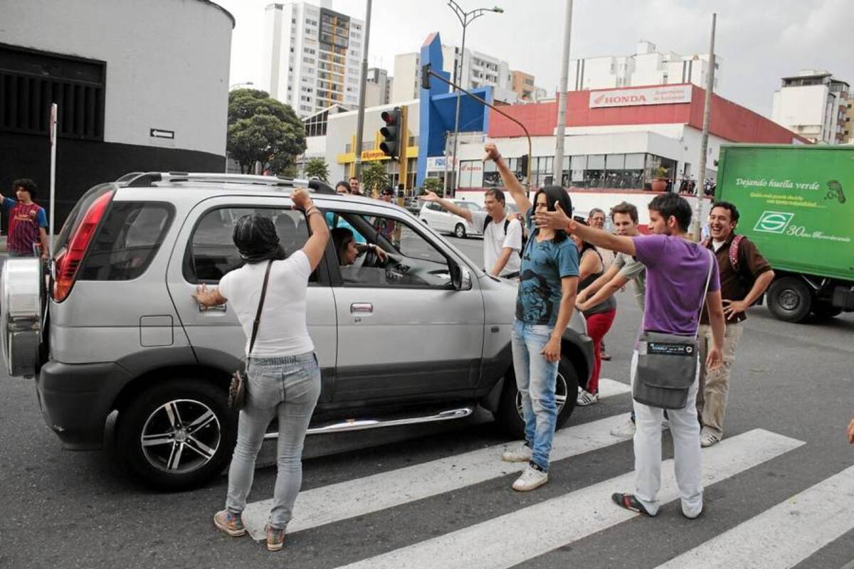 Varios jóvenes, liderados por el Instituto Municipal de Cultura, le pusieron un toque creativo al tema de la promoción de la cultura ciudadana en las calles de la capital santandereana. Aquí, por ejemplo, le recuerdan al conductor de este automóvil que no debe estacionarse sobre las denominadas “cebras”. (Foto: Fotografía: Javier Gutiérrez / VANGUARDIA LIBERAL)