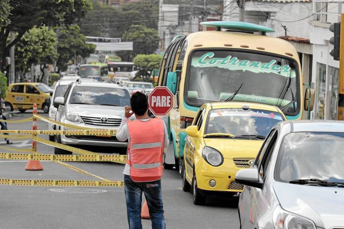 Los trancones que son ‘el pan diario’, el incremento del número de automotores que se espera con la llegada de turistas y los ‘cacareados’ cambios viales; sumados a la liberación del Pico y Placa en la Ciudadela, obligaron a Tránsito a diseñar un Plan de Contingencia. (Foto: / VANGUARDIA LIBERAL)
