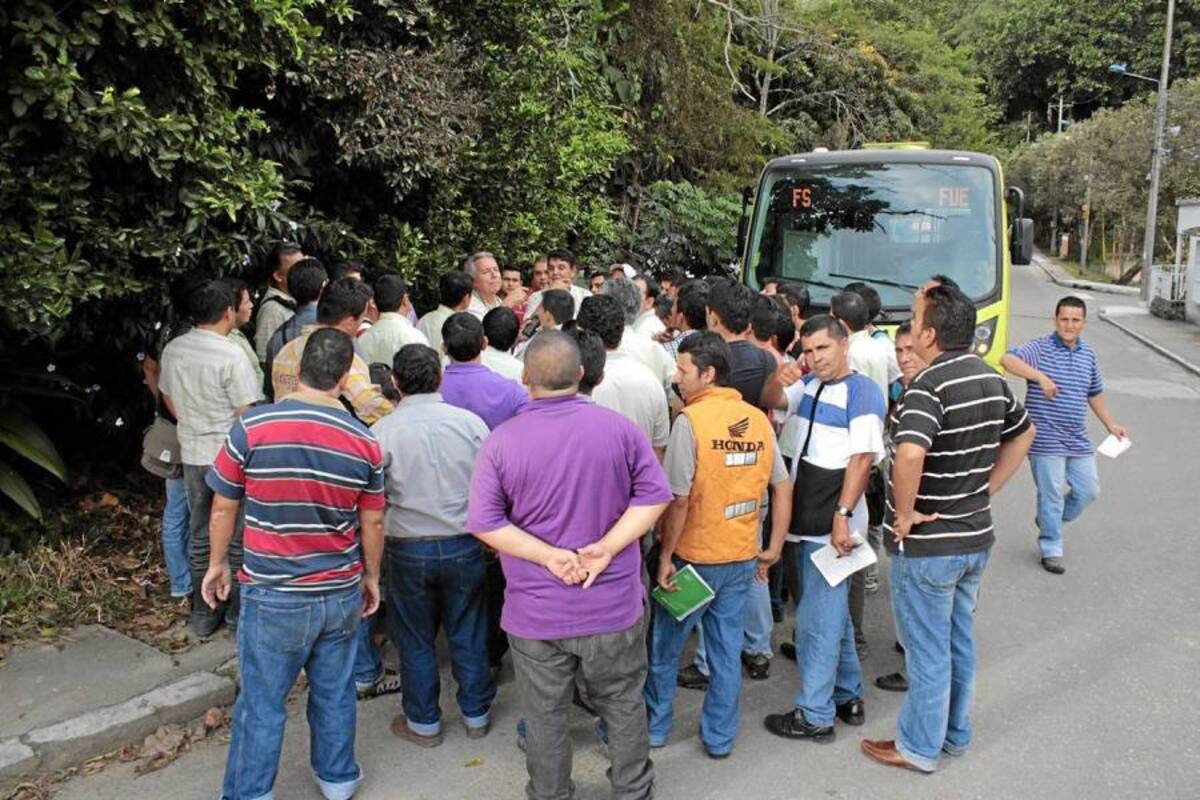 Ayer Metrolínea continuaba los preparativos para poder arrancar mañana la operación de las dos rutas nuevas. En la foto, el recorrido de reconocimiento que hicieron cerca de 50 conductores de Metrolínea de la ruta AQ4 en Pan de Azúcar. (Foto: Javier Gutiérrez / VANGUARDIA LIBERAL)