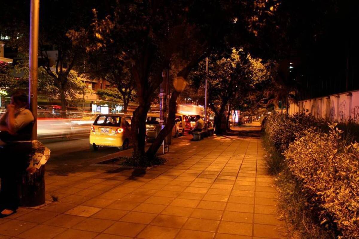 Los taxistas se parquean en medio de la vía para esperar pasajeros. (Foto: / VANGUARDIA LIBERAL)