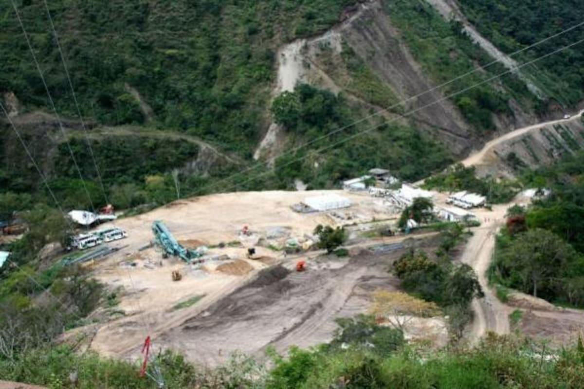 Vista del sitio en donde se construirá la presa del Embalse de Bucaramanga, tomada desde el lugar donde estará ubicado el mirador. En la foto se puede ver parte de la maquinaria que ya ha sido adquirida, así como los vehículos que se van a necesitar para la construcción.(Foto: Juan Carlos Chío / VANGUARDIA LIBERAL)