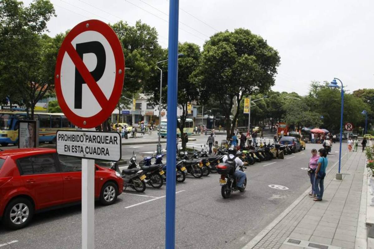 La falta de parqueaderos se hace evidente con el uso de zonas como esta, en la carrera 33 con calle 54, que es usada para el estacionamiento de motocicletas. (Foto: / VANGUARDIA LIBERAL)