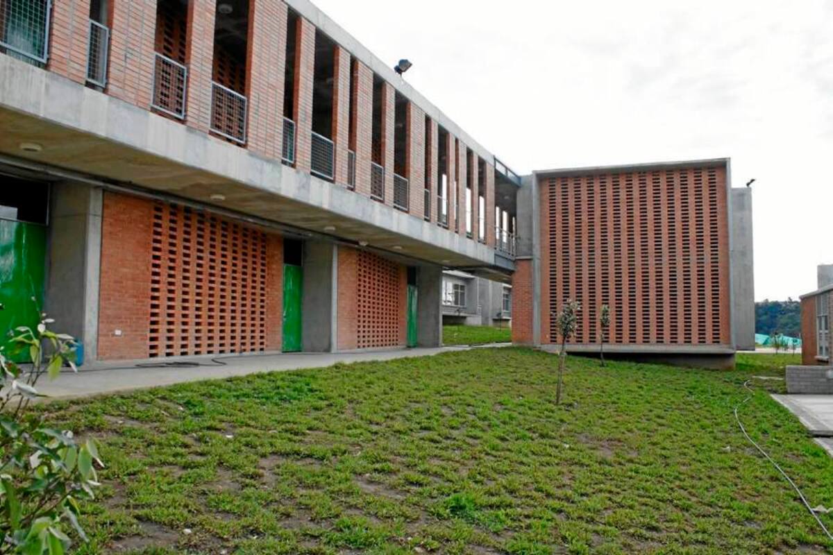 Desde el 2009 se firmó el convenio entre el Municipio de Bucaramanga y Fonade con el propósito ejecutar el megacolegio Los Colorados. Hasta la fecha se ha construido lo que le correspondía al Gobierno Nacional y faltan las ejecuciones que le corresponden al Municipio. (Foto: Nelson Díaz / VANGUARDIA LIBERAL)