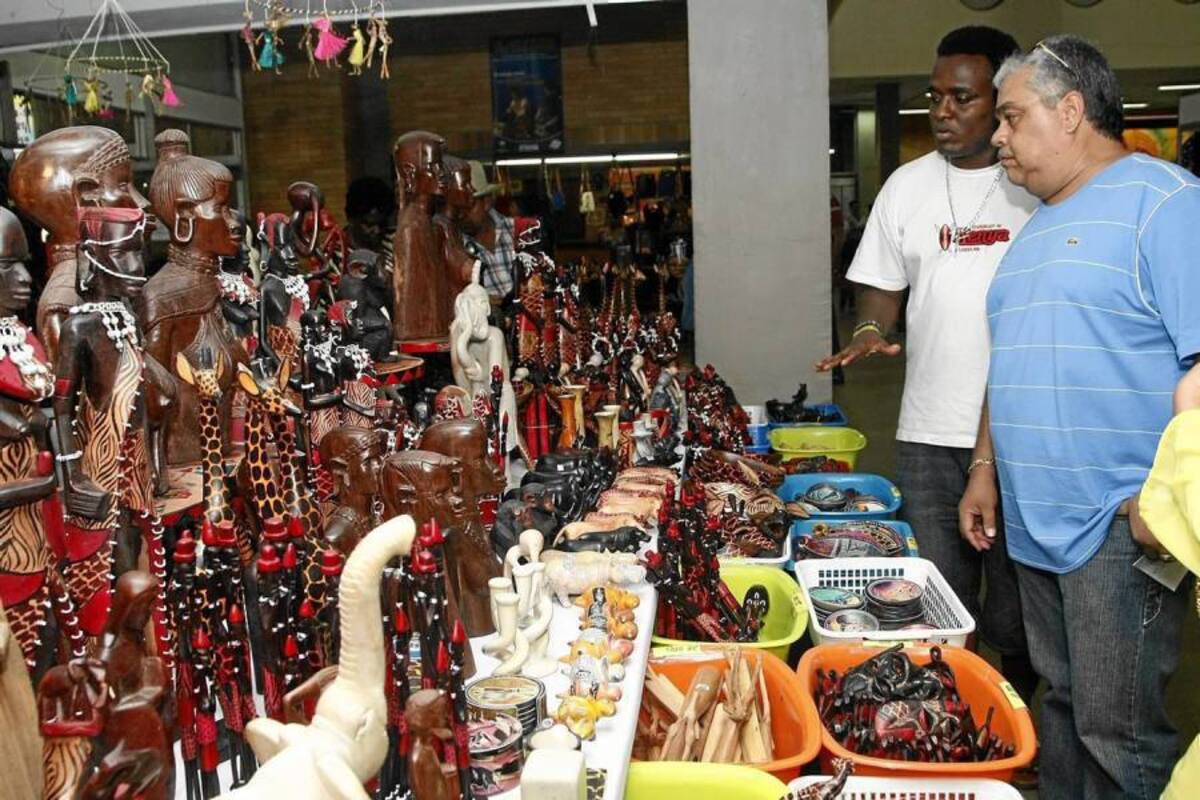 Artesanos de Kenia llegaron con dos jirafas de 3,5 metros (Foto: César Flórez / VANGUARDIA LIBERAL)