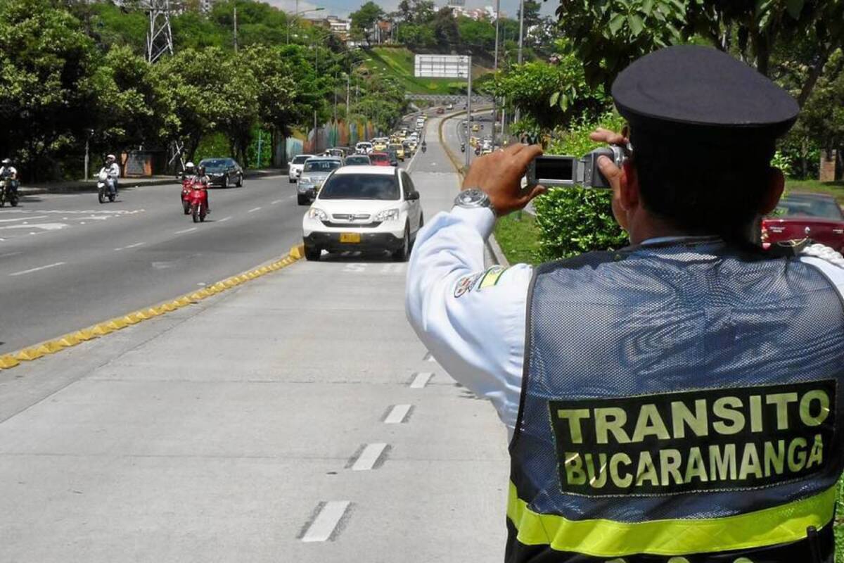 Precisamente este motociclista fue ‘cazado’ en flagrancia por uno de los agentes de Tránsito mientras conducía por el carril exclusivo, en sentido Norte-Sur. (Foto: Nelson Díaz/VANGUARDIA LIBERAL)